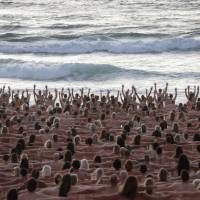 Hàng nghìn người khỏa thân chụp ảnh tập thể tại Australia