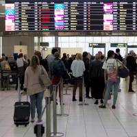 Úc bỏ quy định đeo khẩu trang ở sân bay
